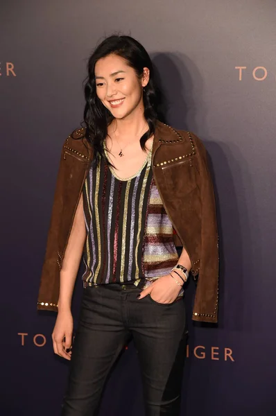 Das Chinesische Model Liu Wen Posiert Auf Dem Roten Teppich — Stockfoto