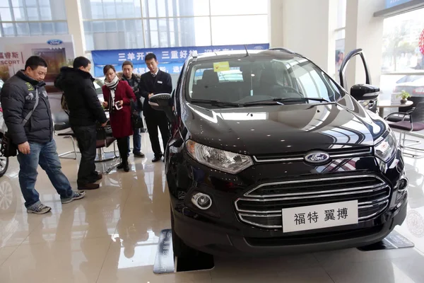 Zákazníci Podívejte Ford Ecosport Obchodní Zastoupení Fordu Šanghaji Číně Února — Stock fotografie
