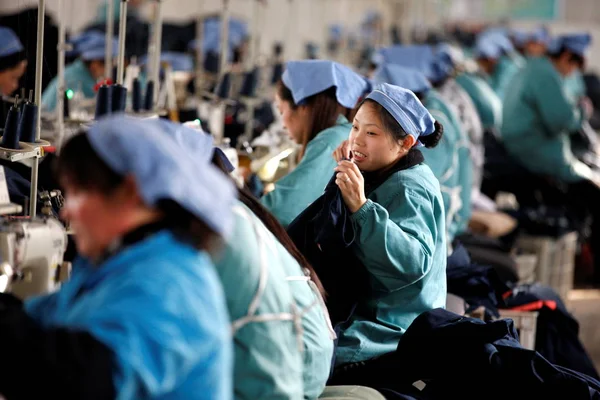 노동자 동쪽으로 중국의 안후이 2015에서에서 공장에서 바느질 — 스톡 사진