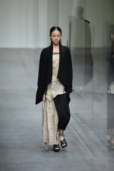 Modell Visar Skapelse Mildtree Modevisning Kinesiska Designern Jin Den Kina — Stockfoto
