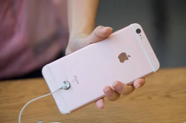Заказчик Опробовал Смартфон Iphone Розовым Золотом Apple Store Возле Озера — стоковое фото