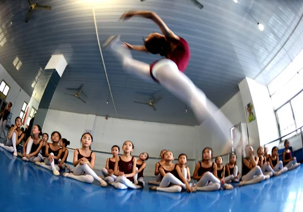 Uma Jovem Chinesa Pratica Habilidades Dança Frente Outros Durante Uma — Fotografia de Stock