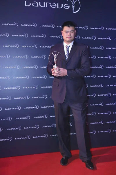 Retired Chinese Basketball Star Yao Ming Poses His Trophy Spirit — Stock Photo, Image
