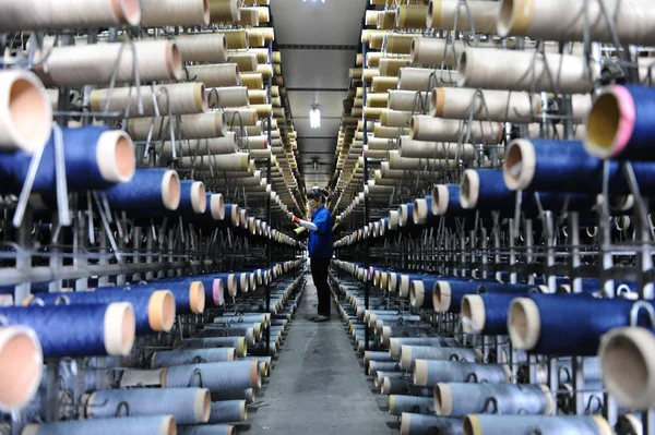 Eine Chinesische Arbeiterin Fertigt Garne Einer Teppichfabrik Der Stadt Rizhao — Stockfoto