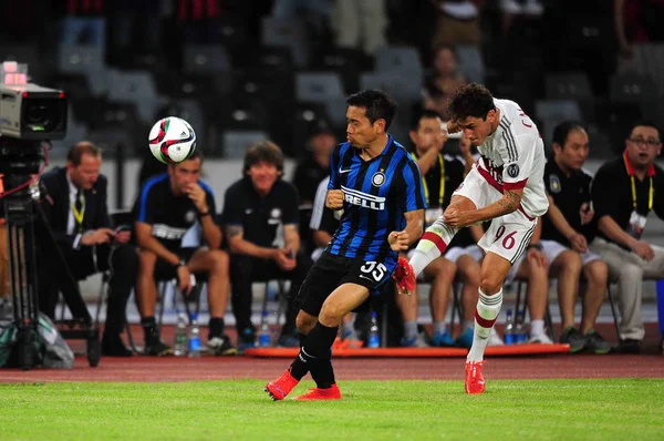 Yuto Nagatomo Von Inter Mailand Links Fordert Davide Calabria Von — Stockfoto