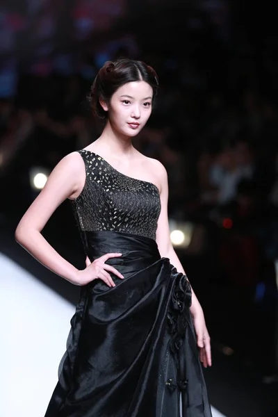 2015 상하이 상하이 2016 드레스 브랜드 테아의 쇼에서 새로운 창조를 — 스톡 사진