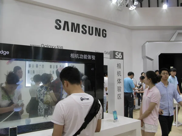 File Pessoas Visitam Estande Samsung Durante Uma Exposição Cidade Nanjing — Fotografia de Stock