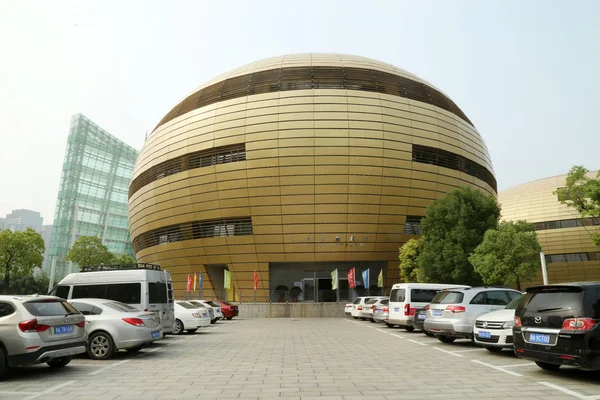 中国では トップ10の醜い建物 の一つとして投票された河南省芸術センターの風景 中央中国の河南省 鄭州市 9月6日2015 — ストック写真