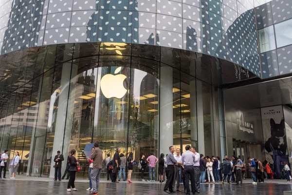 File Customers Wait Apple Store Buy Iphone Smartphones Shanghai China — Stock Photo, Image