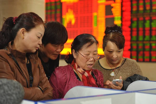 Chińskich Inwestorów Patrzeć Ceny Akcji Czerwony Cena Rośnie Zielony Dla — Zdjęcie stockowe