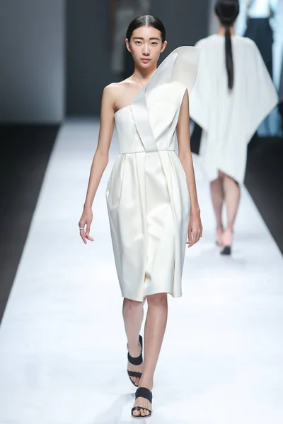 モデルは上海ファッション週秋 2015 年中国 上海で 2015 日中にあなたがたのファッションショーで新しい創造を表示します — ストック写真