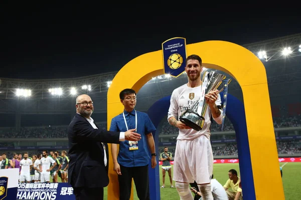 Sergio Ramos Real Madrid Rätt Innehar Vinnarens Trophy För Kina — Stockfoto