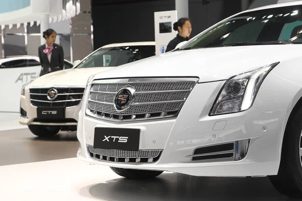 Μια Cadillac Xts Δεξιά Και Μια Cadillac Cts Από Shanghai — Φωτογραφία Αρχείου