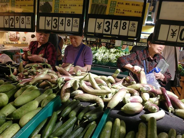 2015年5月9日 中国中部の湖北省 江昌市のスーパーマーケットで野菜を買い物する顧客 — ストック写真