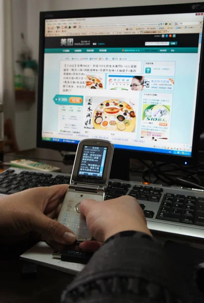 Китайский Интернет Пользователь Использует Свой Мобильный Телефон Перед Экраном Показывая — стоковое фото