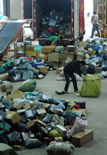 Китайські Робітники Сортувати Посилок Більшість Яких Від Онлайн Покупки Розподіл — стокове фото