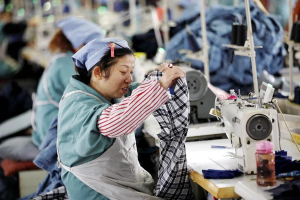 Lavoratrici Cinesi Cuciono Vestiti Esportare Europa Una Fabbrica Abbigliamento Nella — Foto Stock