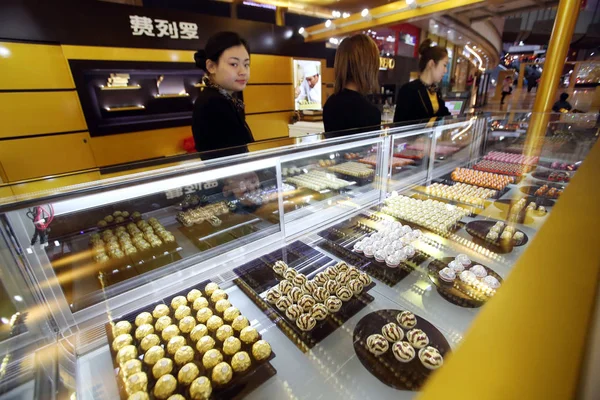 Empleados Chinos Venden Chocolates Una Boutique Ferrero Ferrero Rocher Centro — Foto de Stock