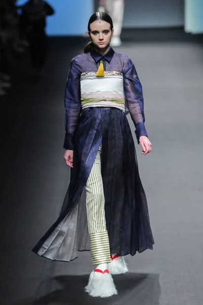 モデルは上海ファッション週秋 2015 年中国 上海で 2015 日中会館 Istituto マランゴニ上海ファッション トレーニング センターで新しい創造を表示します — ストック写真
