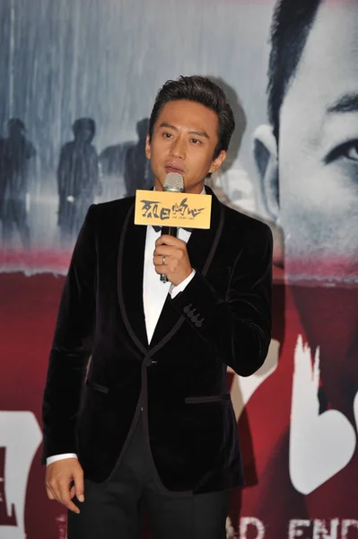 Der Chinesische Schauspieler Deng Chao Spricht Bei Der Premiere Seines — Stockfoto