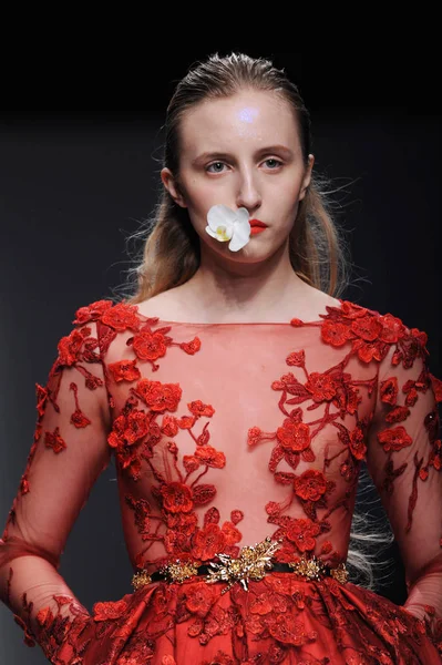 Модель Демонстрирует Новое Творение Показе Высокой Моды Китайского Модного Бренда — стоковое фото