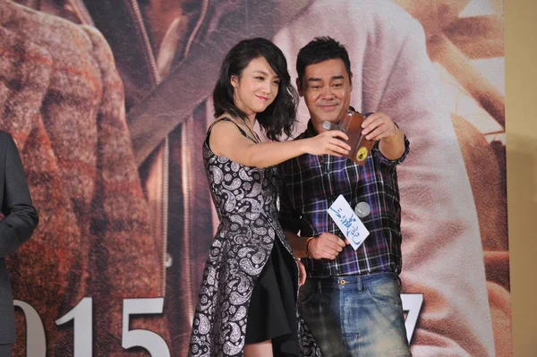 Китайская Актриса Тан Вэй Слева Гонконгский Актёр Шон Лау Позируют — стоковое фото