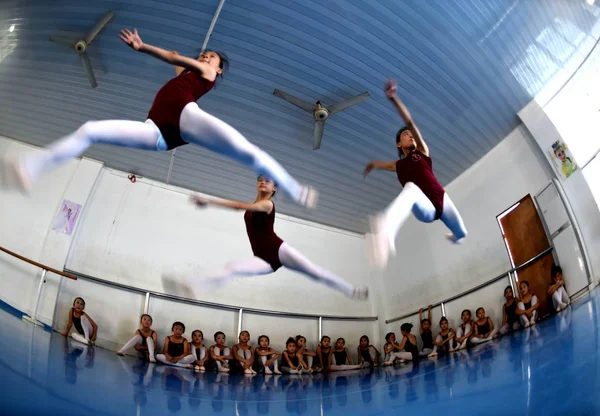 Młode Chinki Ćwiczyć Umiejętności Taneczne Podczas Sesji Treningowej Szkole Tańca — Zdjęcie stockowe