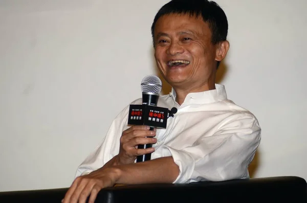 9月6日 阿里巴巴集团董事长马云在中国上海举行的电影 不可能的 无赖民族 的球迷会议上笑了 — 图库照片