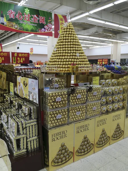 Des Boîtes Chocolat Ferrero Rocher Sont Vendre Dans Supermarché Ville — Photo