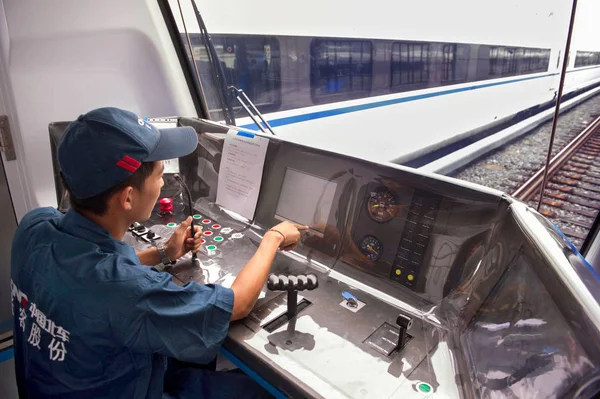 Een Chinese Werknemer Test Laatste Trein Voor Het Rio Emu — Stockfoto