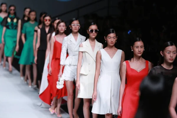 Les Mannequins Présentent Nouvelles Créations Défilé Mode Marque Chinoise Lors — Photo