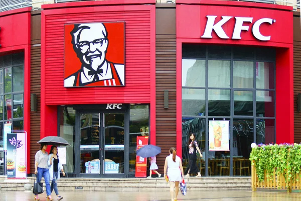 Pedoni Passano Davanti Ristorante Fast Food Kfc Yum Brands Nella — Foto Stock