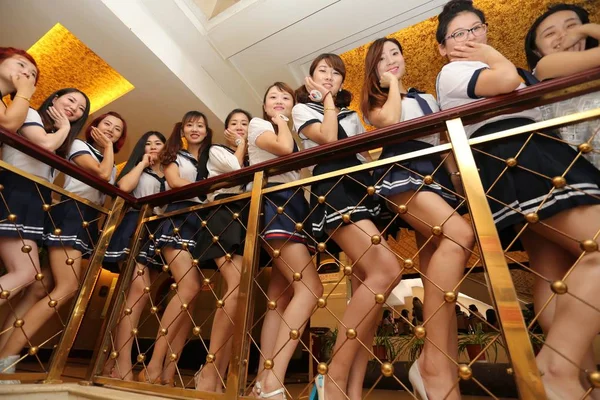 Jóvenes Madres Chinas Vestidas Con Uniformes Escolares Posan Una Fiesta —  Fotos de Stock
