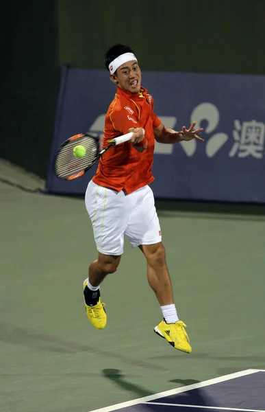 日本の錦織圭が 2015年上海マスターズ テニス大会で 上海で 2015 男子シングルスの彼らの第 ラウンドの試合でアメリカ合衆国のケビン アンダーソンにショットを返します — ストック写真
