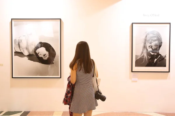 Visitante Visualiza Fotografias Exibição Durante Uma Prévia Foto Shanghai 2015 — Fotografia de Stock