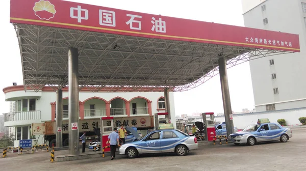 Táxis Estão Sendo Reabastecidos Posto Gasolina Petrochina Uma Subsidiária Cnpc — Fotografia de Stock