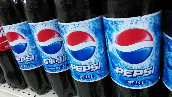 Soubor Láhve Pepsi Cola Pepsico Jsou Prodej Polici Supermarketu Městě — Stock fotografie