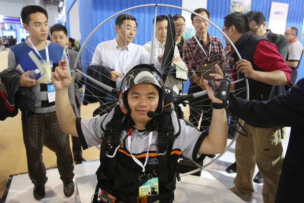 Відвідувач Пробує Nirvana Paramotor Час Китай Шанхай Міжнародного Технології Ярмарку — стокове фото