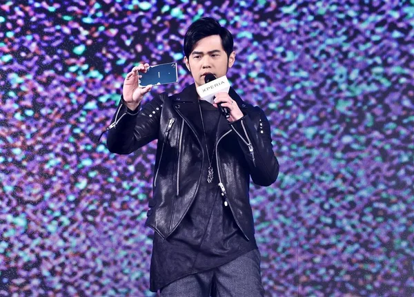 Cantor Taiwanês Jay Chou Tira Selfies Com Smartphone Sony Xperia — Fotografia de Stock