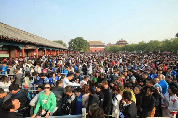 2015年10月4日 在中国北京国庆节期间 大批游客排队购买参观故宫博物院 又名紫禁城 的门票 — 图库照片