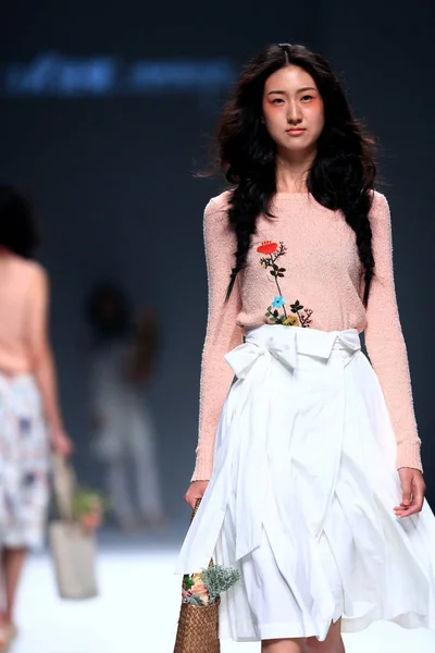 モデルは 2015 上海に上海ロンドンファッションウィークの春 2016 年にインマンのファッションショーで新しい創造を表示します — ストック写真