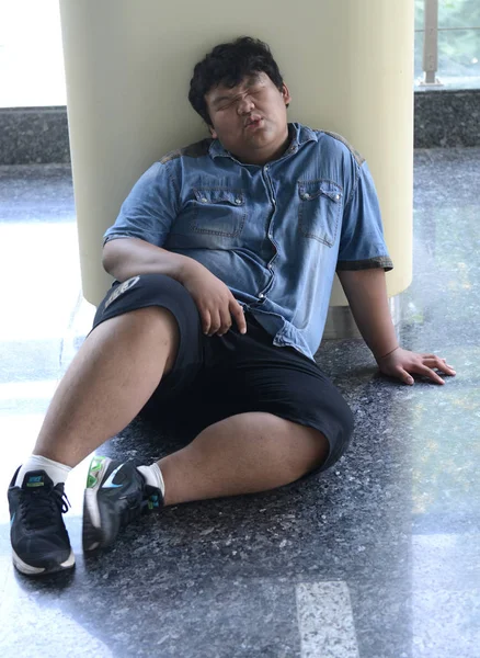 Joven Estudiante Chino Obeso Descansa Durante Ejercicio Campamento Verano Ciudad —  Fotos de Stock