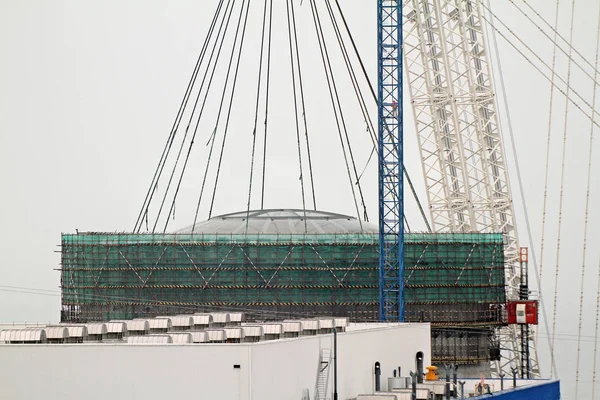 Μια Συγκράτηση Dome Για Τον Αντιδραστήρα Είναι Αρθεί Και Εγκατασταθεί — Φωτογραφία Αρχείου