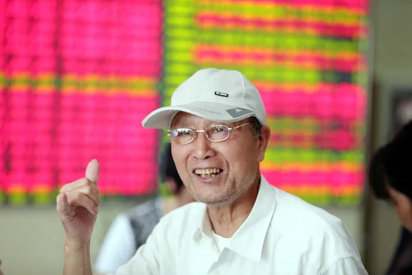 Китайський Інвестора Жести Перед Леся Оробець Показуючи Цін Акцій Червоний — стокове фото