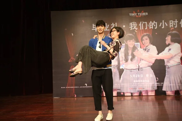 Ταϊβάν Ηθοποιός Jen Σας Ming Κρατά Ψηλά Φοιτήτριας Κατά Διάρκεια — Φωτογραφία Αρχείου