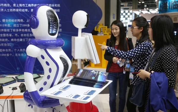 Los Visitantes Observan Robots Durante Feria Internacional Tecnología China Shanghai — Foto de Stock