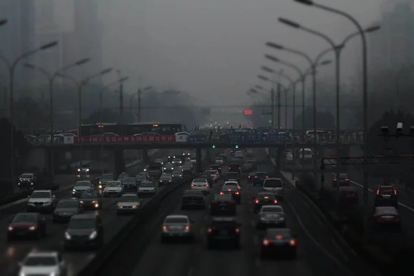 Vehículos Viajan Una Carretera Con Niebla Pesada Beijing China Diciembre — Foto de Stock