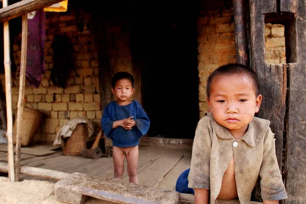 Kleine Chinese Jongens Uit Een Arme Familie Van Hani Etnische — Stockfoto