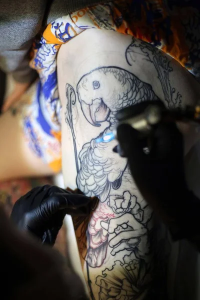中国纹身艺术家王文斌在中国上海一家纹身工作室的顾客大腿上眨眼 2015年3月29日 — 图库照片