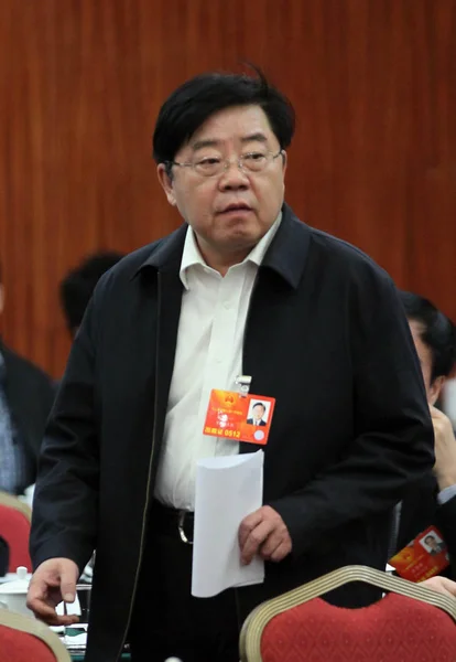 2013年3月11日 北京で開催された第12回全国人民政治協議会議の第1回会合で ファウ グループ コーポレーションの徐Jianyi会長がパネルディスカッションに出席した — ストック写真